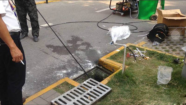 物業現場使用小型管道高壓疏通機