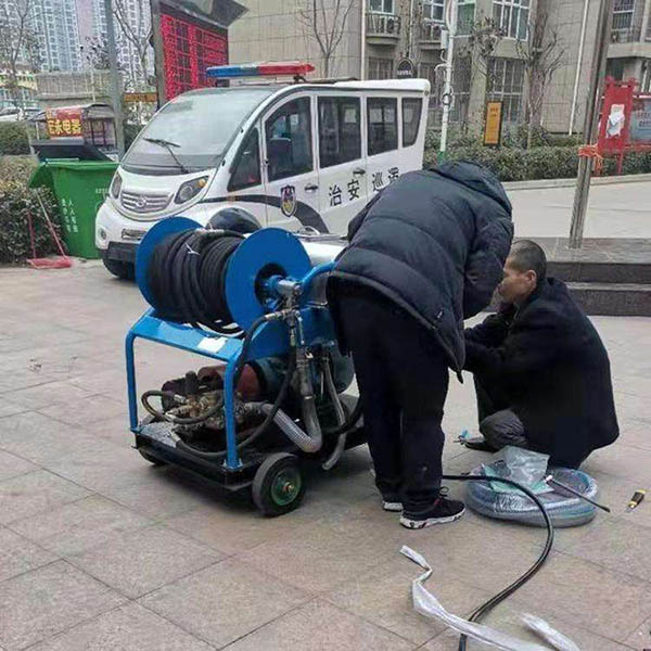 小區物業采購疏通管道清洗機安裝調試現場