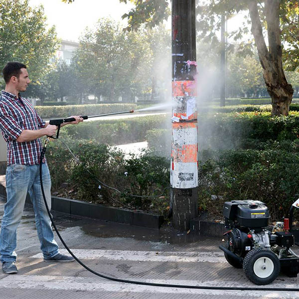 下水道高壓清洗機高壓泵清理小廣告現場